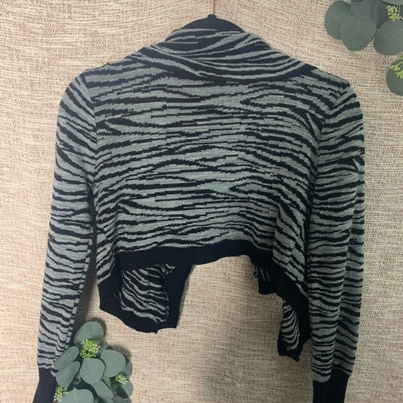 [Knit Avenue] Zebra Cropped Cardigan - Picture 4 of 7